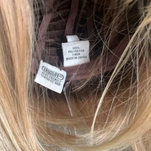 NWT-Hairdo-Graduated Glam Bob Wig - Picture 4 of 10